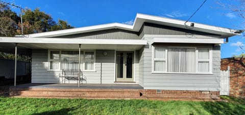 Relax, unwind and plan a local experience. Cosy Mid Century Home Ballarat 