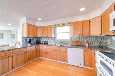 Exclusive Apartment | Individually decorated, individually furnished, laptop workspace