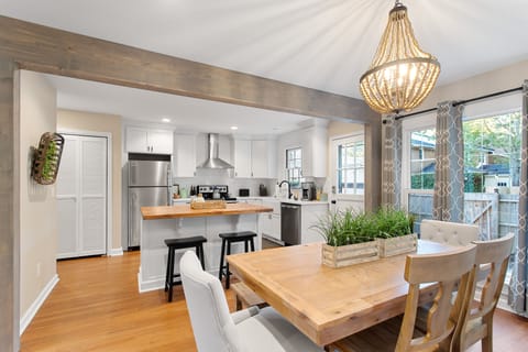 Dining Area (Seats 6) + 2 at Breakfast Bar