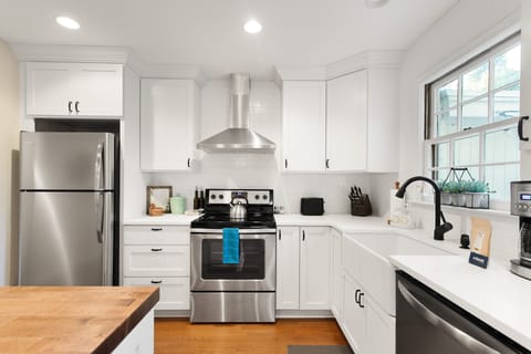 Kitchen (Fully Eqipped)