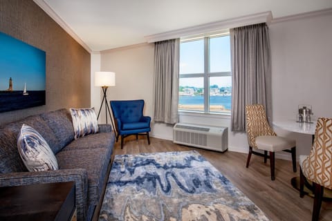 Premium bedding, in-room safe, desk, blackout drapes