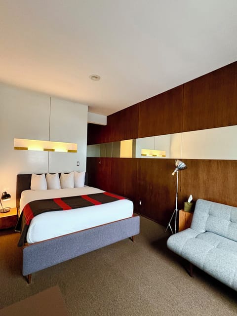 Deluxe Room with Private Bathroom | Hypo-allergenic bedding, individually decorated, desk