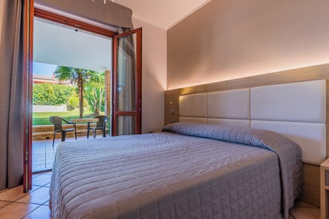 Frette Italian sheets, premium bedding, in-room safe, desk