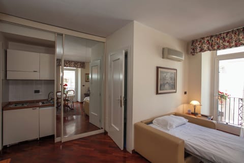 Single Room, Ensuite, Courtyard View | Minibar, in-room safe, desk, free WiFi