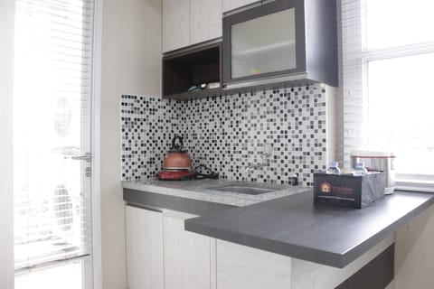 Room | Private kitchenette | Fridge, stovetop, cookware/dishes/utensils