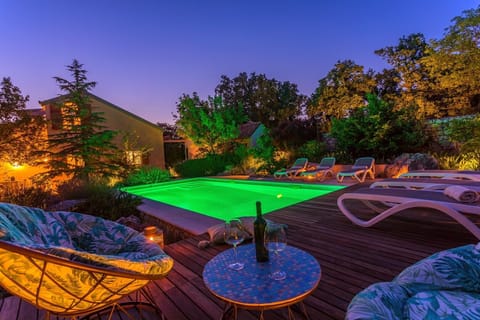 Heated pool with 6 deck chairs and 2 relaxing chairs
