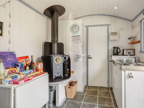 Cottage | Private kitchen | Fridge, dishwasher, cookware/dishes/utensils