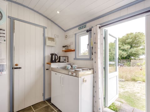 Cottage | Private kitchen | Fridge, dishwasher, cookware/dishes/utensils