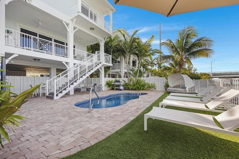 Spacious Yard - Direct Water Front!