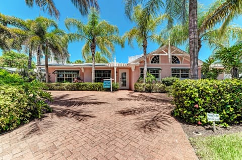 Palm Isle Village 3203 - Pink Flamingo Front of House (1)