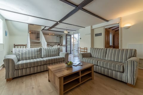 Crabpot Cottage, East Runton: Open-plan kitchen/ dining/ sitting room