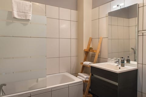 Combined shower/tub, eco-friendly toiletries, hair dryer, towels