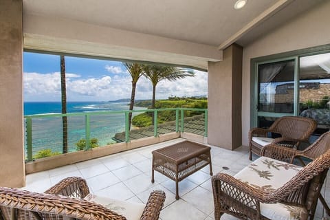 Large deck - Ocean front views straight out as well as to the left in picture 