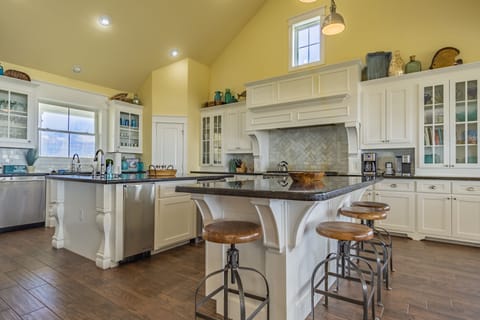 Huge Professional Kitchen with 8 burner Viking Range