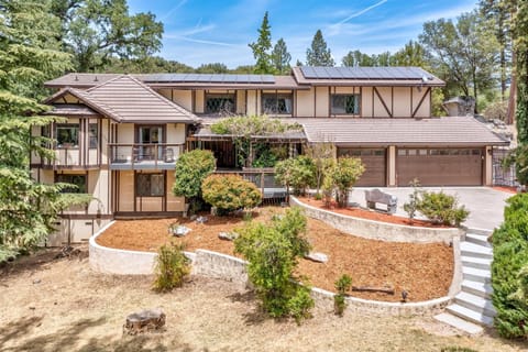 Tri level home with 3500 sqft for multiple families to gather