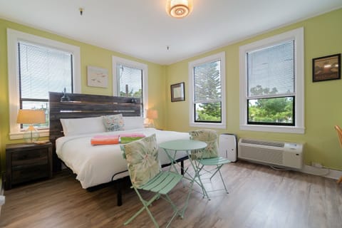 King bed corner condo unit. lots of light, fast Wifi, desk to work at
