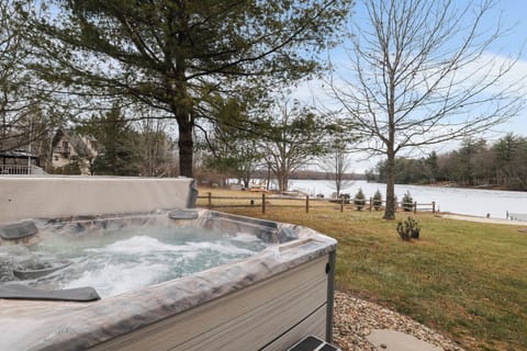 6 person Hot tub with lake view