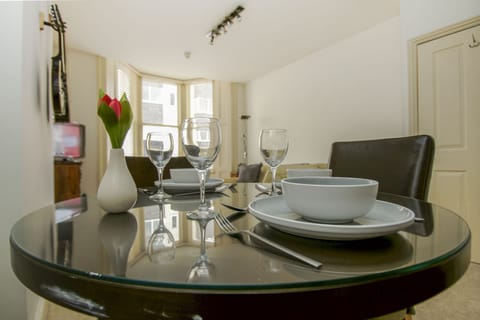 Cottage | Private kitchen | Oven, stovetop, toaster, cookware/dishes/utensils