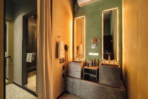 Standard Room | Bathroom | Shower, rainfall showerhead, free toiletries, hair dryer