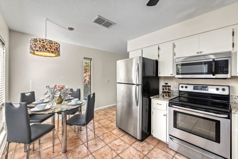 Cook, connect, and dine without missing a moment—this open layout keeps the conversation flowing from stovetop to table.