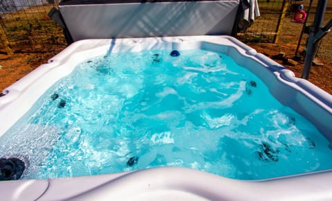 6-person hot tub--perfect for stargazing