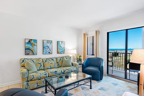 Relax in a beautiful Living Room Looking out over the Ocean