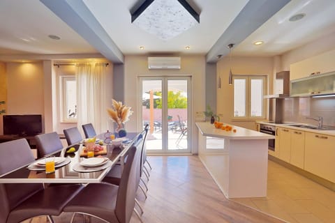 The ground floor offers: a living and dining room with TV, A/C, free WiFi