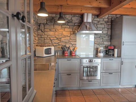 The traditional fully equipped kitchen