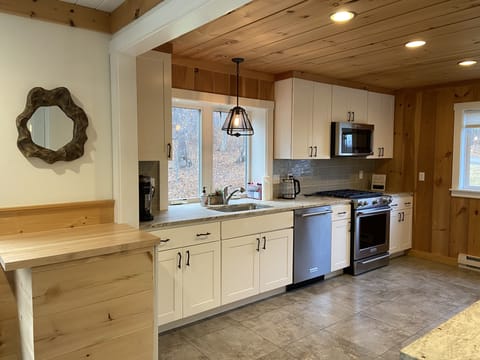 Kitchen with full sized appliances and fully equipped to cook and entertain 