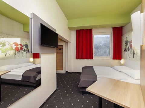 Quadruple Room | Desk, soundproofing, WiFi (free), bed sheets