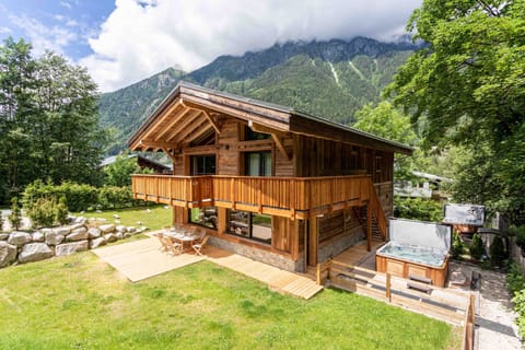 Chalet des Amis Apartment 1 on ground floor & hot tub