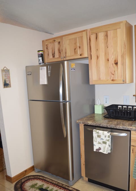 refrigerator with freezer (ice machine available) and dishwasher