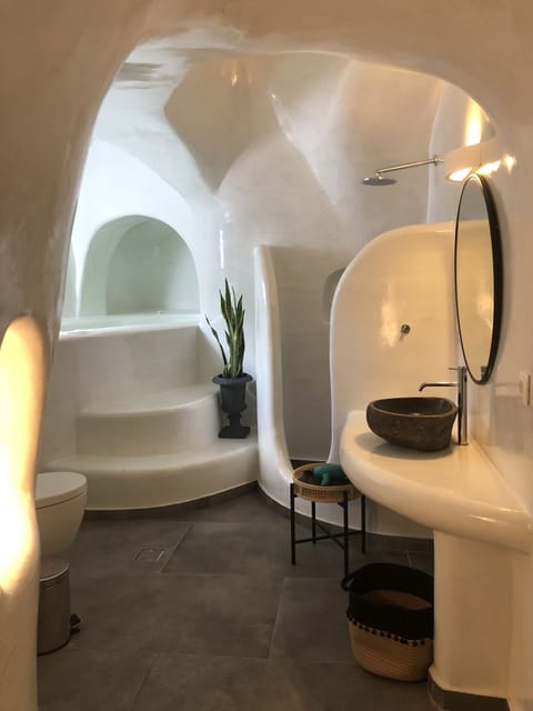 Junior Cave Suite with Caldera Sea Views | Bathroom | Shower, rainfall showerhead, free toiletries, hair dryer