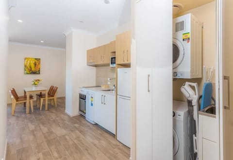 D.2BRM1K1D(200,300) Stylish 2 bedroom king apartment Windsor, Brisbane