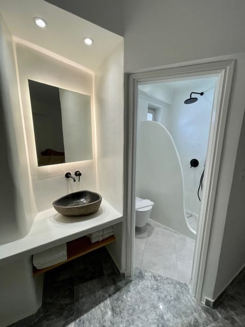 Studio (Georgos Caldera view) | Premium bedding, minibar, desk, blackout drapes