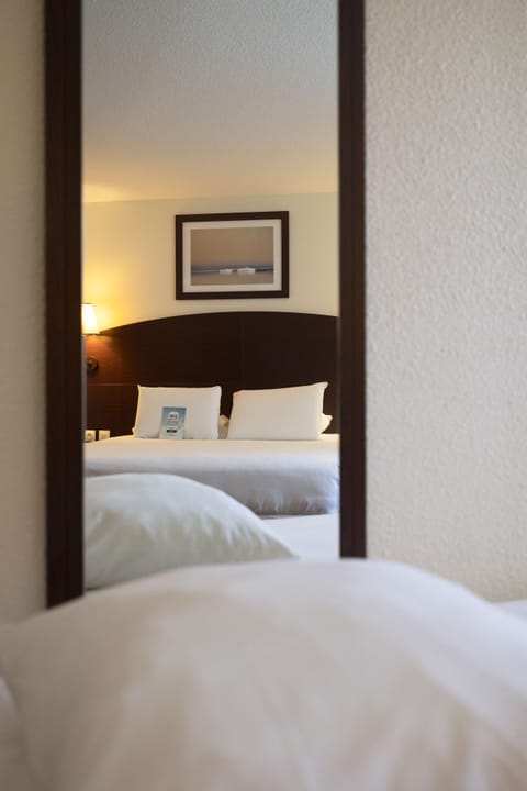 Standard Room, 1 Double Bed (1 Double bed) | In-room safe, desk, blackout drapes, soundproofing