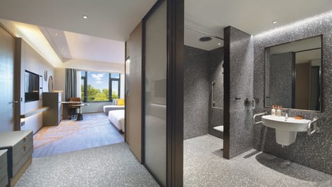 Standard Room, 1 King Bed, Accessible | Premium bedding, down comforters, pillowtop beds, free minibar items