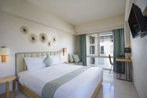 Deluxe Room, 1 King Bed | Select Comfort beds, in-room safe, desk, iron/ironing board