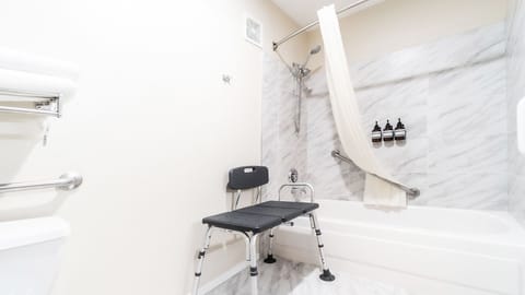 Comfort Single Room | Bathroom | Combined shower/tub, eco-friendly toiletries, hair dryer, towels