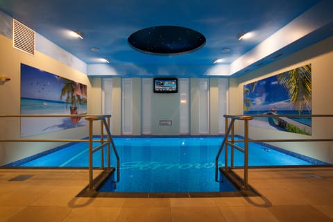 Indoor pool, sun loungers