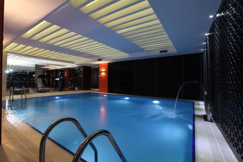 Indoor pool, sun loungers