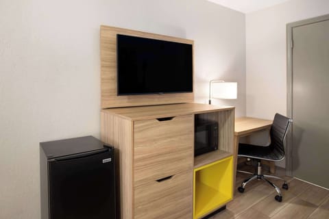 Room, 1 Queen Bed, Accessible, Non Smoking (Mobility, Tub W/Grab Bars) | Blackout drapes, iron/ironing board, cribs/infant beds, free WiFi