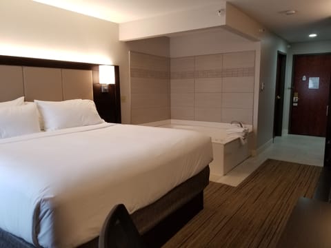 Standard Room, 1 King Bed, Jetted Tub | Pillowtop beds, in-room safe, desk, laptop workspace