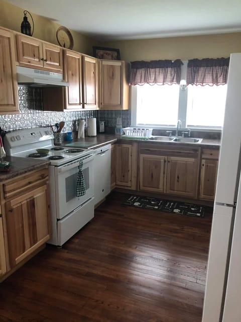 Modern updated kitchen with all amenities