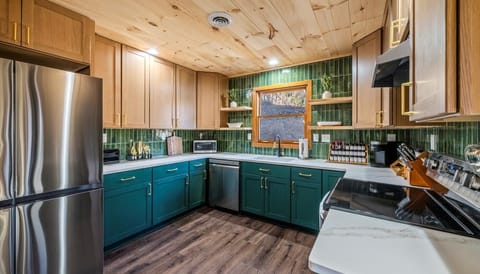 This fully equipped luxury kitchen is made for memorable moments—brewing morning coffee, cooking family favorites, or blending the perfect post-workout protein shake. A warm, inviting space where meals, laughter, and connection come naturally.