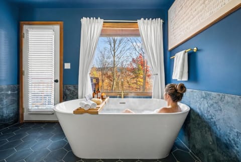 Indulge in pure serenity in this spa-like bathroom, where a deep soaking tub invites you to slip into warm bubbles with a glass of champagne in hand. Soft light, peaceful silence, and mountain calm make it feel like your own private sanctuary.