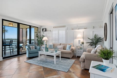 If the phrase, "There's not a bad seat in the house," wasn't coined in this condo, it probably should have been.
