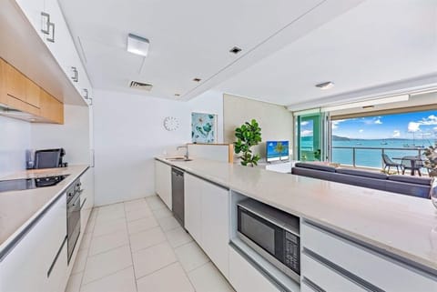 apartment-26-2-bedroom-superior-waterfront-4-2000x1335