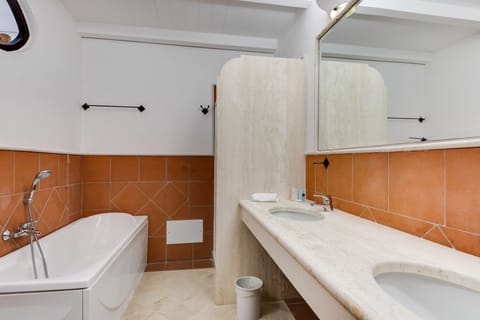 Deluxe Room | Bathroom | Hair dryer, bidet, towels, soap