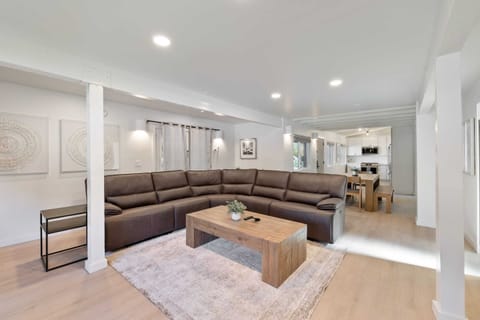 Deluxe Apartment | Living area | TV, streaming services